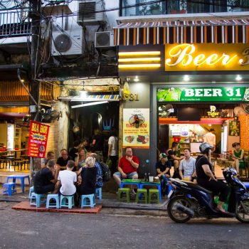 Turister drikker øl på et af Hanois mange Bia hoi - ølsteder